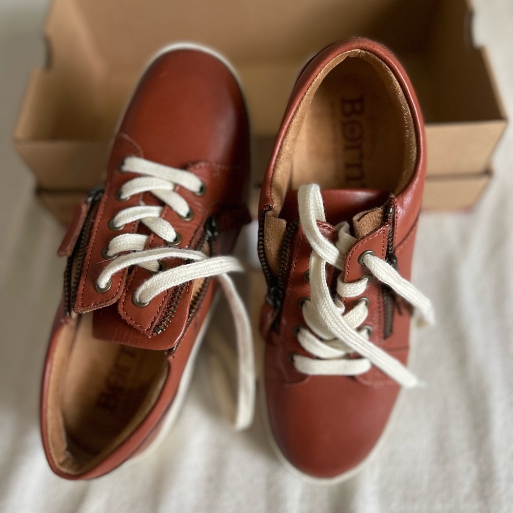 Born Paloma Sneakers Shoes size 7 Leather Side Zip-Like New
